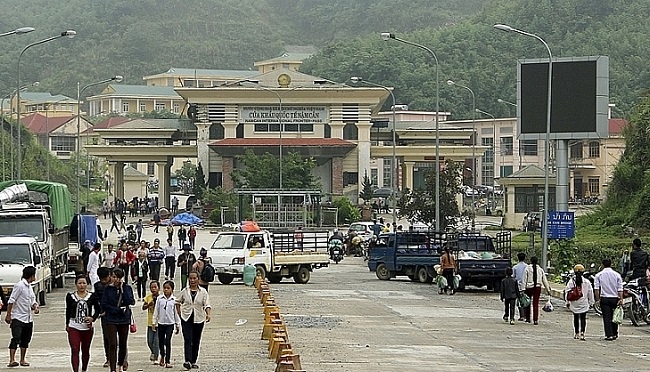 Cửa khẩu quốc tế Nậm Cắn (Kỳ Sơn,Nghệ An): Người dân được cấp thẻ ra vào giao dịch khu vực chợ biên giới